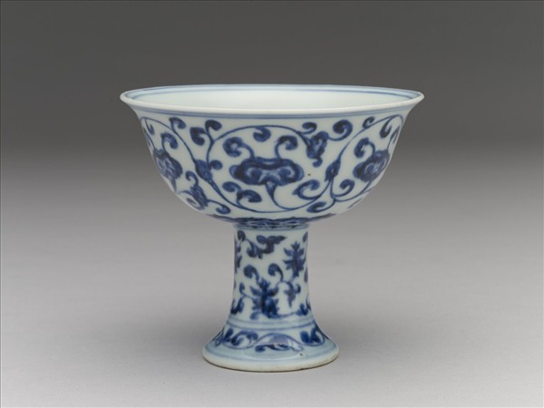 青花靈芝番蓮紋高足杯