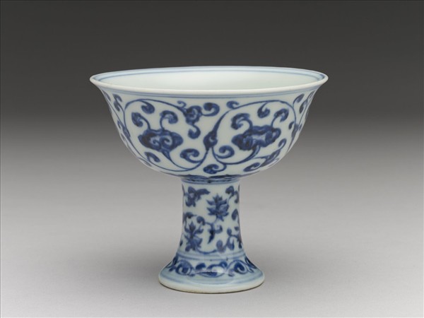 青花靈芝番蓮紋高足杯