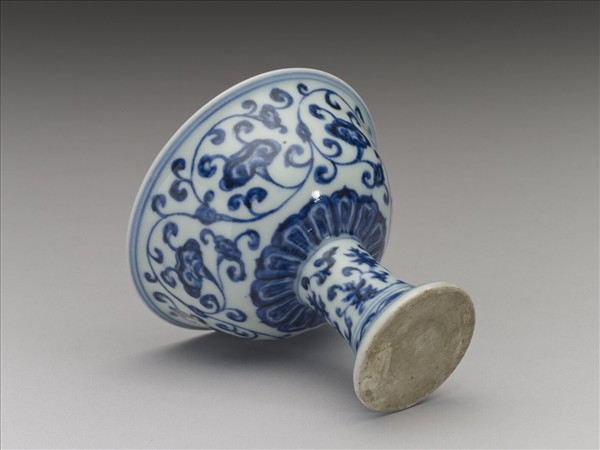 青花靈芝番蓮紋高足杯