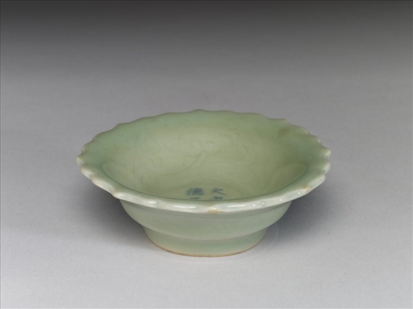 青瓷劃花靈芝蓮花式碟