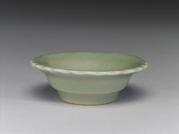 青瓷劃花靈芝蓮花式碟