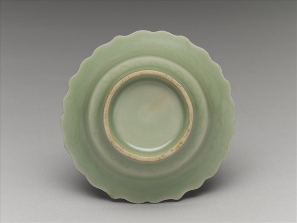 青瓷劃花靈芝蓮花式碟