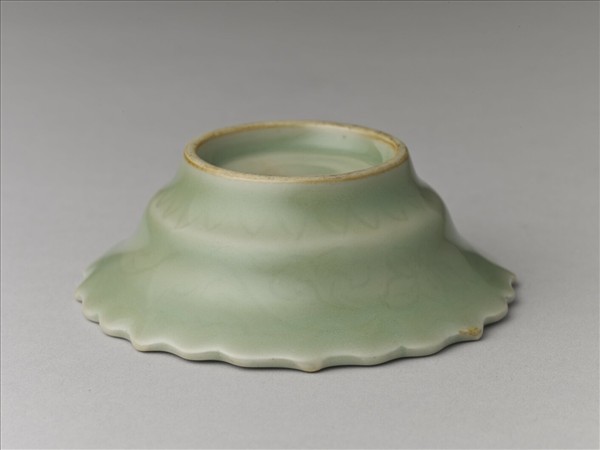 青瓷劃花靈芝蓮花式碟