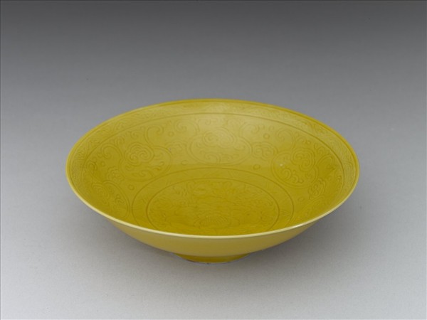 黃釉劃花牡丹紋盤