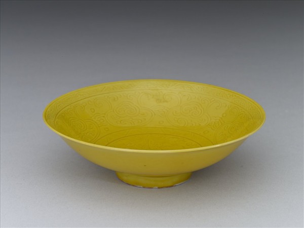 黃釉劃花牡丹紋盤