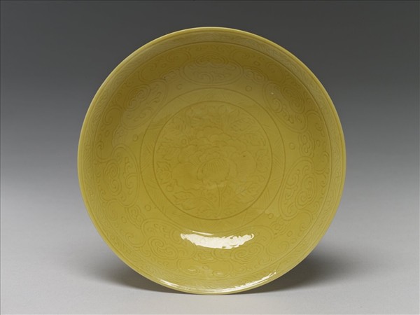 黃釉劃花牡丹紋盤
