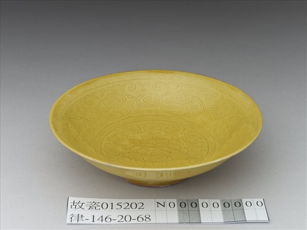 黃釉劃花牡丹紋盤