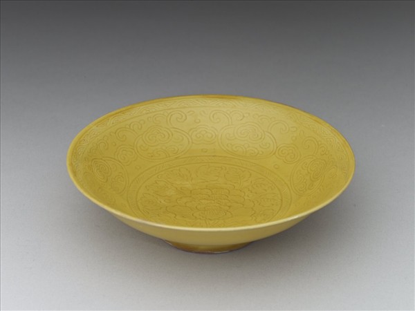 黃釉劃花牡丹紋盤