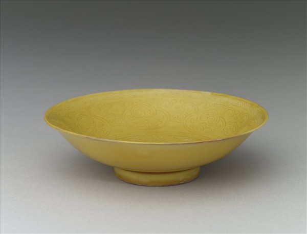 黃釉劃花牡丹紋盤