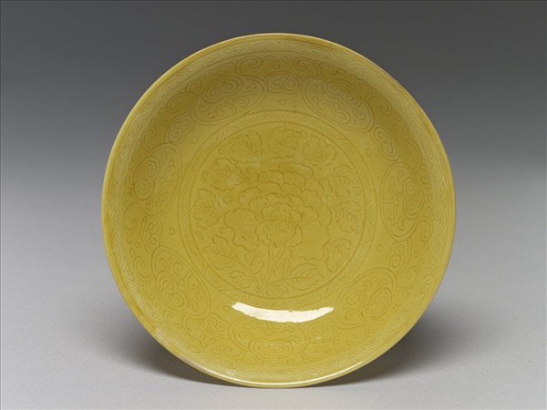 黃釉劃花牡丹紋盤