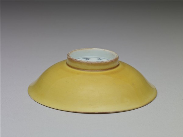 黃釉劃花牡丹紋盤