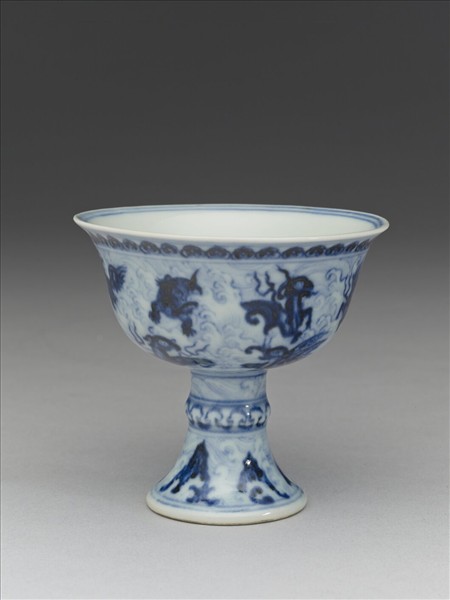 青花波濤海獸紋高足杯
