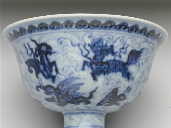 青花波濤海獸紋高足杯