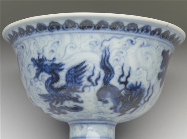 青花波濤海獸紋高足杯