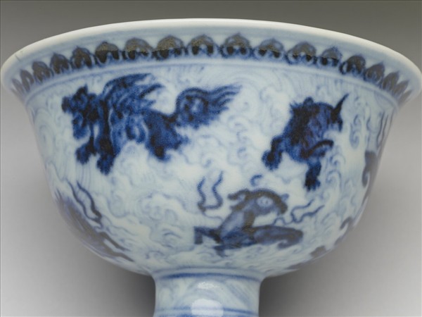 青花波濤海獸紋高足杯