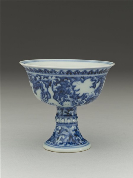 青花波濤海獸紋高足杯