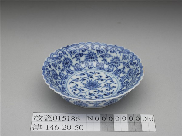 青花番蓮紋菊瓣口碟