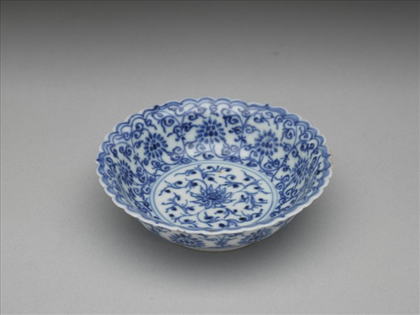 青花番蓮紋菊瓣口碟