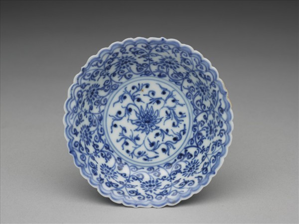 青花番蓮紋菊瓣口碟