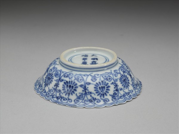 青花番蓮紋菊瓣口碟