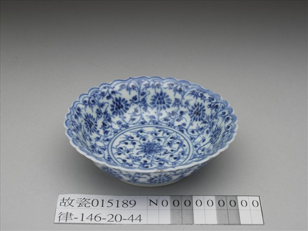 青花番蓮紋菊瓣口碟