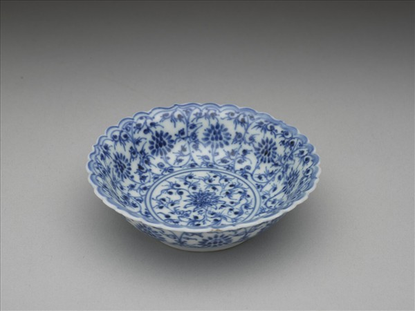 青花番蓮紋菊瓣口碟