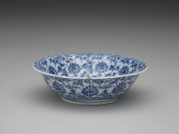 青花番蓮紋菊瓣口碟