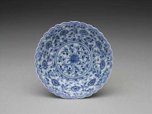 青花番蓮紋菊瓣口碟
