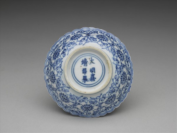 青花番蓮紋菊瓣口碟