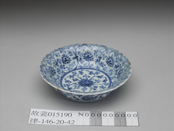 青花番蓮紋菊瓣口碟