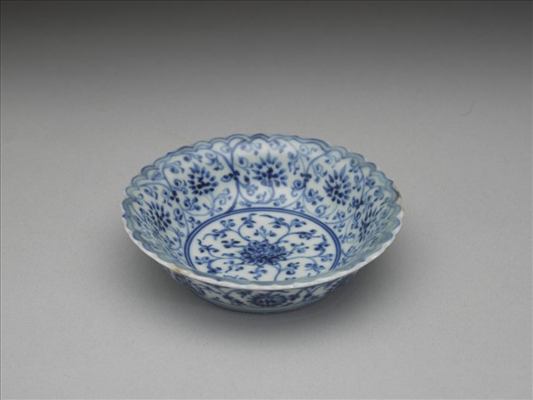 青花番蓮紋菊瓣口碟