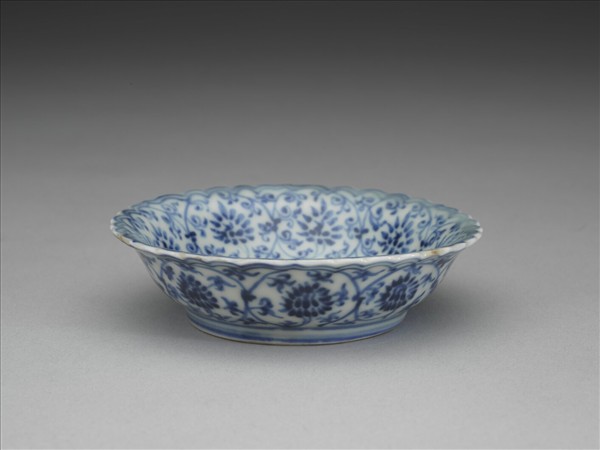 青花番蓮紋菊瓣口碟