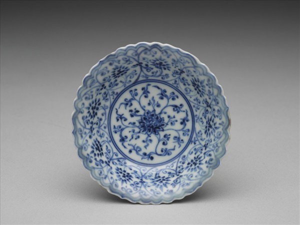 青花番蓮紋菊瓣口碟