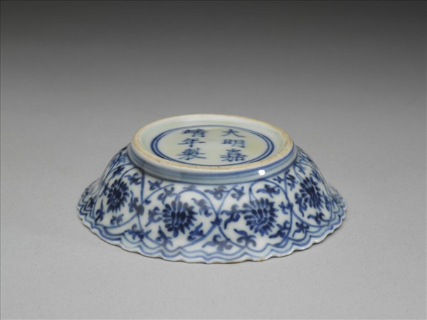 青花番蓮紋菊瓣口碟