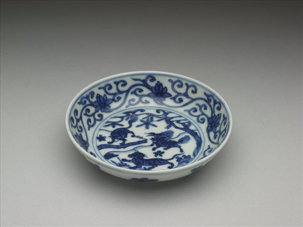 青花三獸花卉紋碟