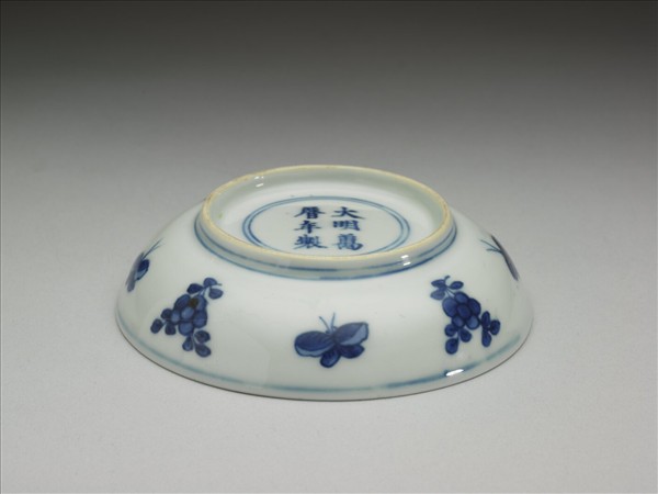 青花三獸花卉紋碟