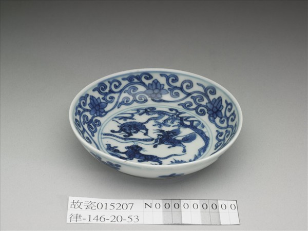 青花三獸花卉紋碟