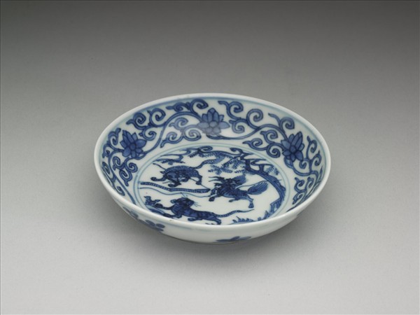 青花三獸花卉紋碟
