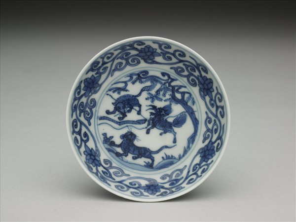 青花三獸花卉紋碟