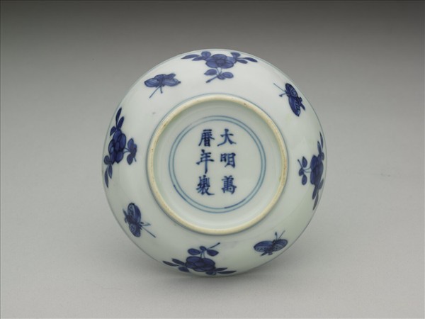 青花三獸花卉紋碟