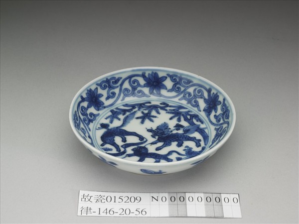 青花三獸花卉紋碟