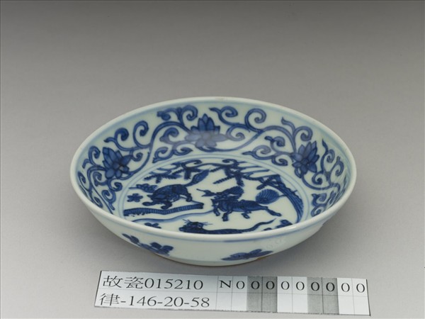 青花三獸花卉紋碟