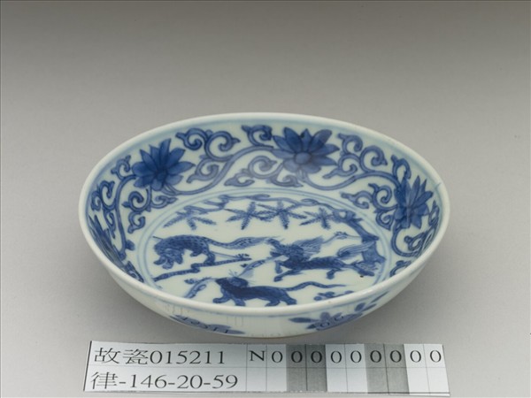 青花三獸花卉紋碟