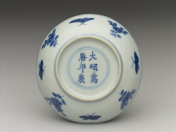 青花三獸花卉紋碟