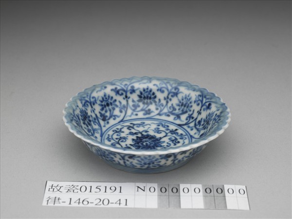 青花番蓮紋菊瓣口碟