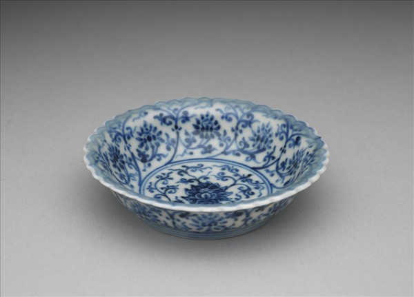 青花番蓮紋菊瓣口碟