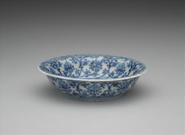 青花番蓮紋菊瓣口碟