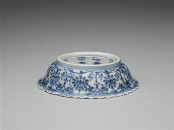 青花番蓮紋菊瓣口碟