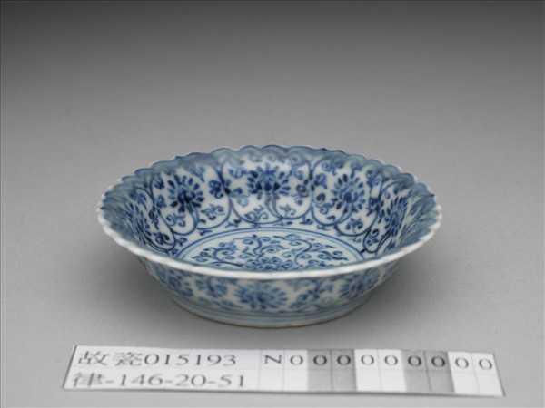 青花番蓮紋菊瓣口碟