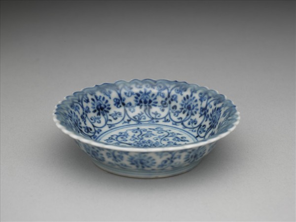 青花番蓮紋菊瓣口碟